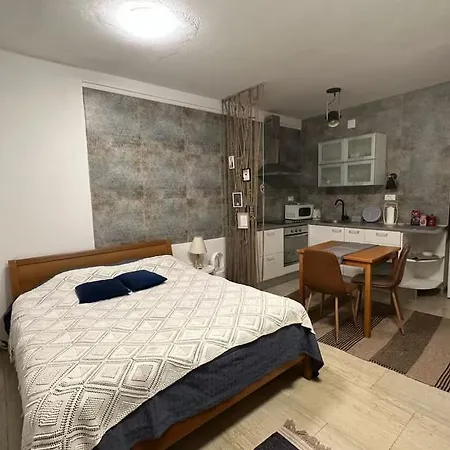 Studio Makarska, One Minute To The Beach Apartment *