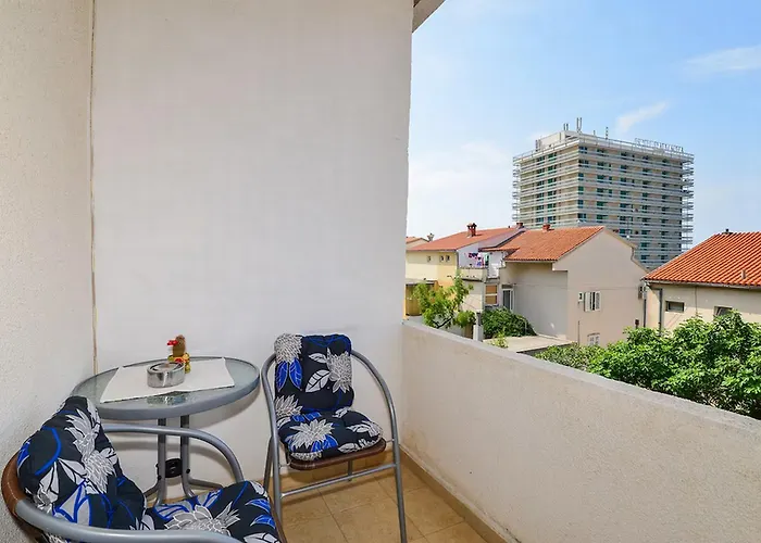 Daire Makarska, One Minute To The Makarska